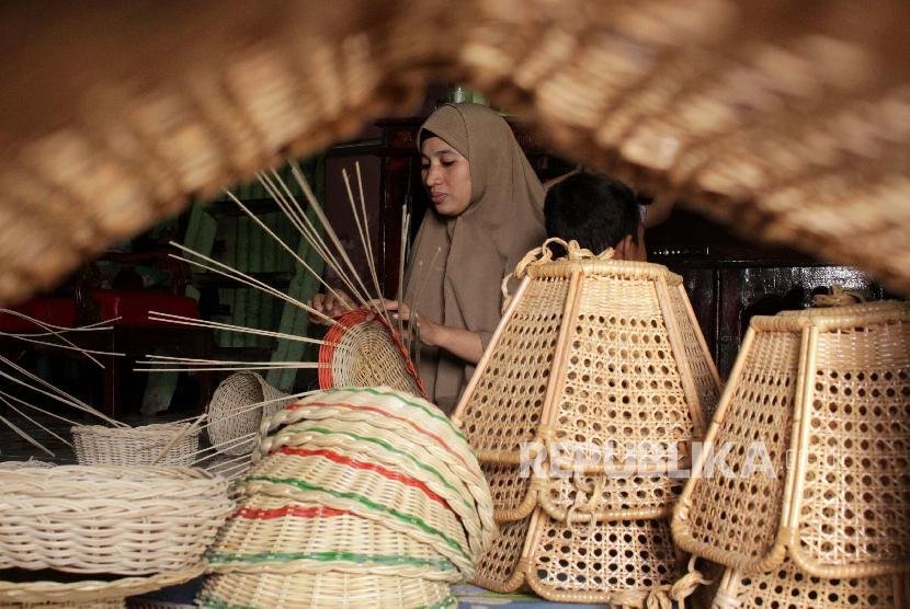 perajin-membuat-kerajinan-berbahan-rotan-di-salah-satu-industri-_200302164323-792.jpg